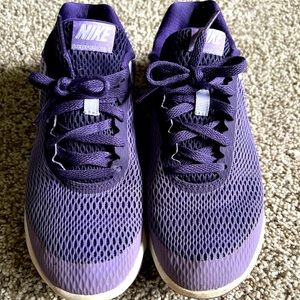 Nike women’s tennis shoes size 7.5